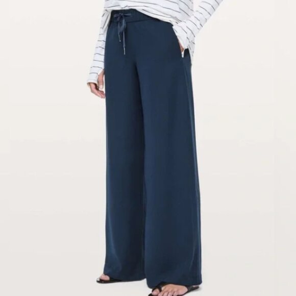 Lululemon On the Fly Wide Leg Pants Navy Blue Size 8 Athleisure Travel Casual - Picture 1 of 12